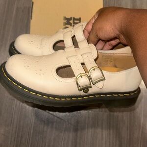 Mary Jane Dr. Martens Beige